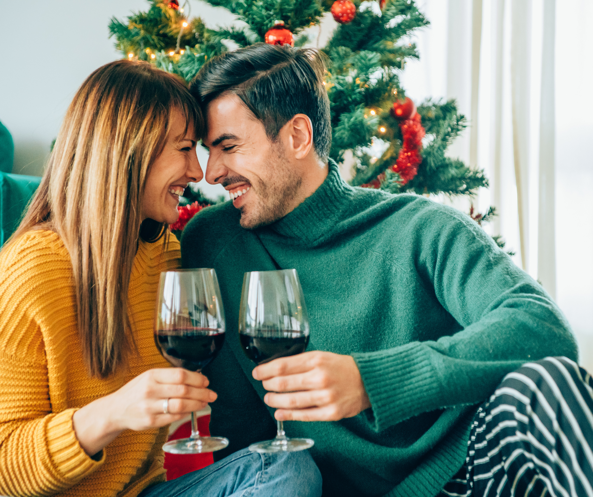 Pareja brindando con vino tinto Ribeira Sacra