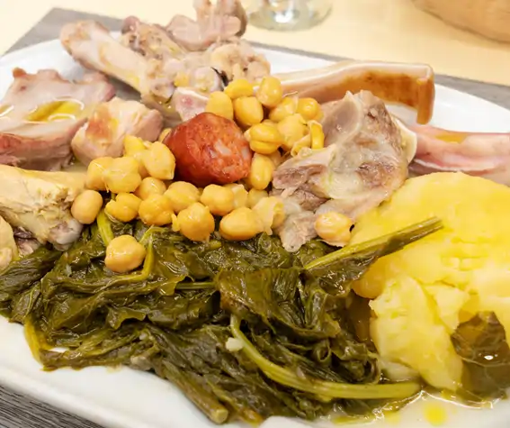 cocido de patatas, grelos y cerdo