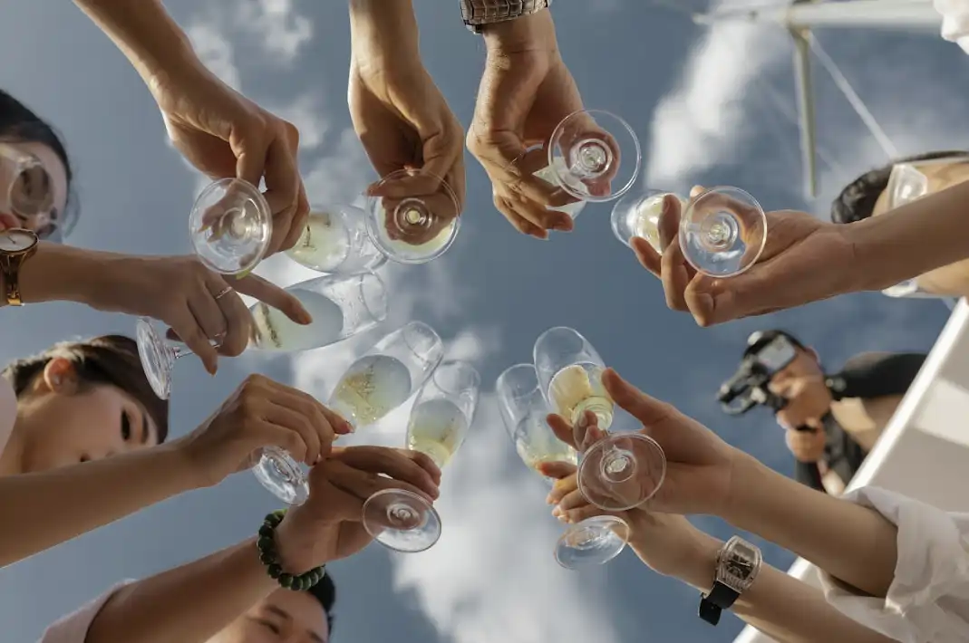 grupo brindando con vino blanco